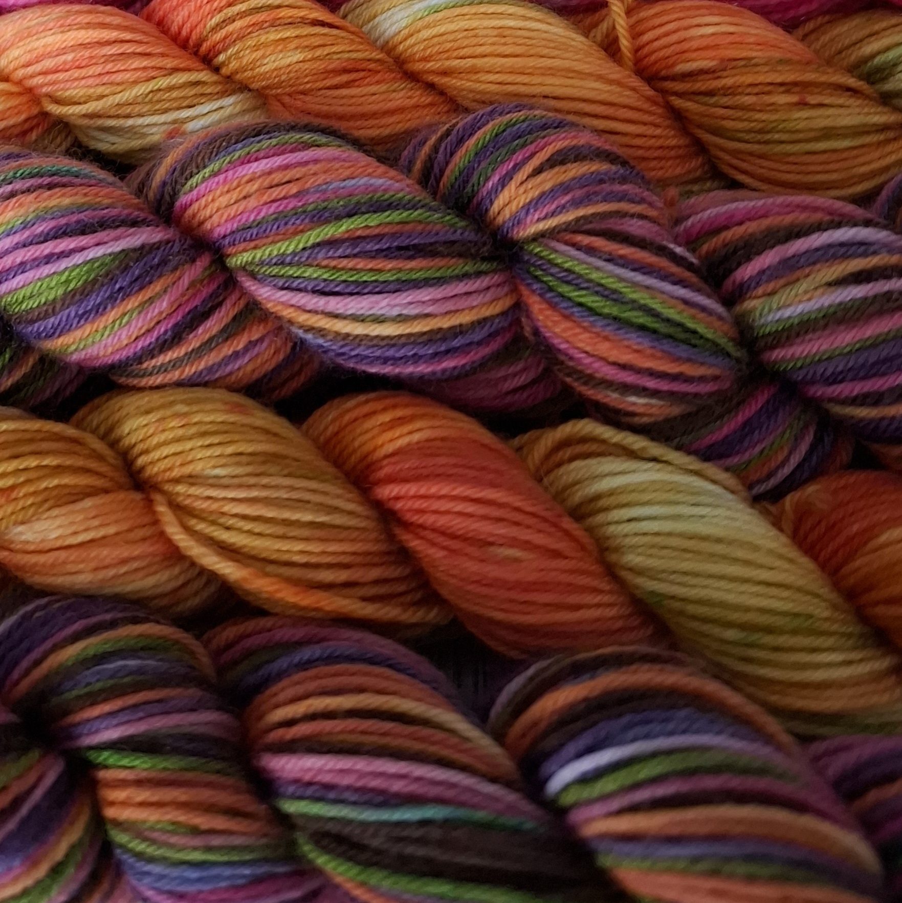 laine teinte main couleur orange et auto-rayante 5 couleurs (violet, orange, vert, marron et rose). liens vers la page laine teinte main