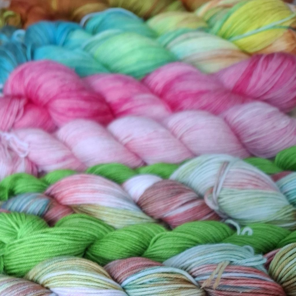 Infos utiles, FAQ et page A propos écheveaux de laines coloré teint a la main